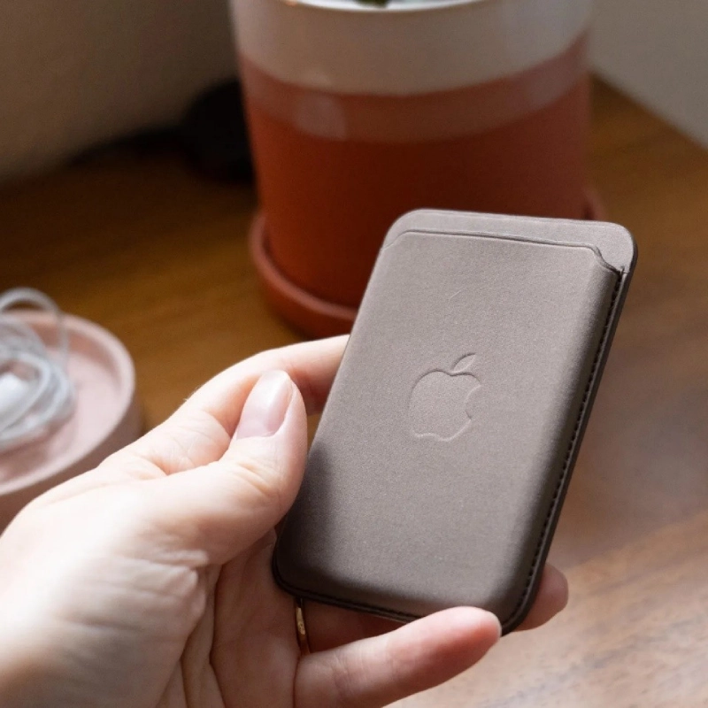 قیمت و خرید کیف پول مگ سیف دار اپل مدل FineWoven Wallet